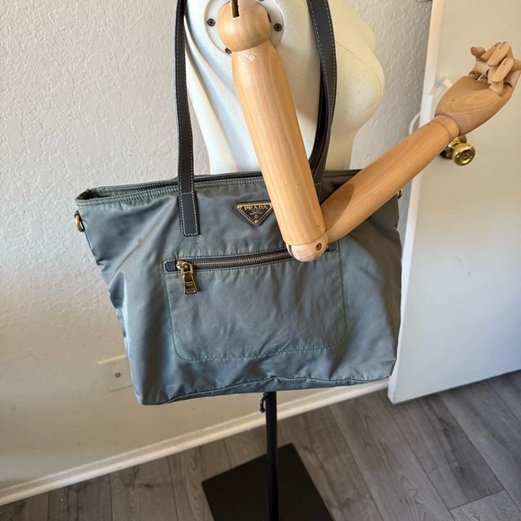 💎GORGEOUS AUTHENTIC PRADA NYLON/ LEATHER TOTE BAG💎 - Picture 15 of 16
